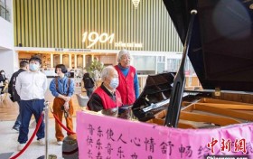 患癌“钢琴爷爷”在医院义务演奏：鼓励更多人走出阴霾